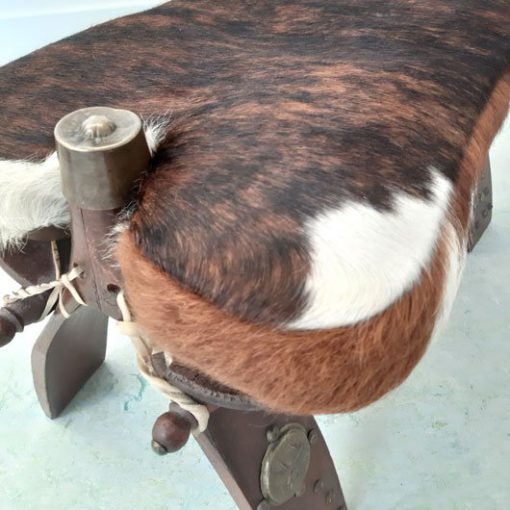 RM43 - Zadelkrukje -Vintage kamelenzadel van koeienhuid