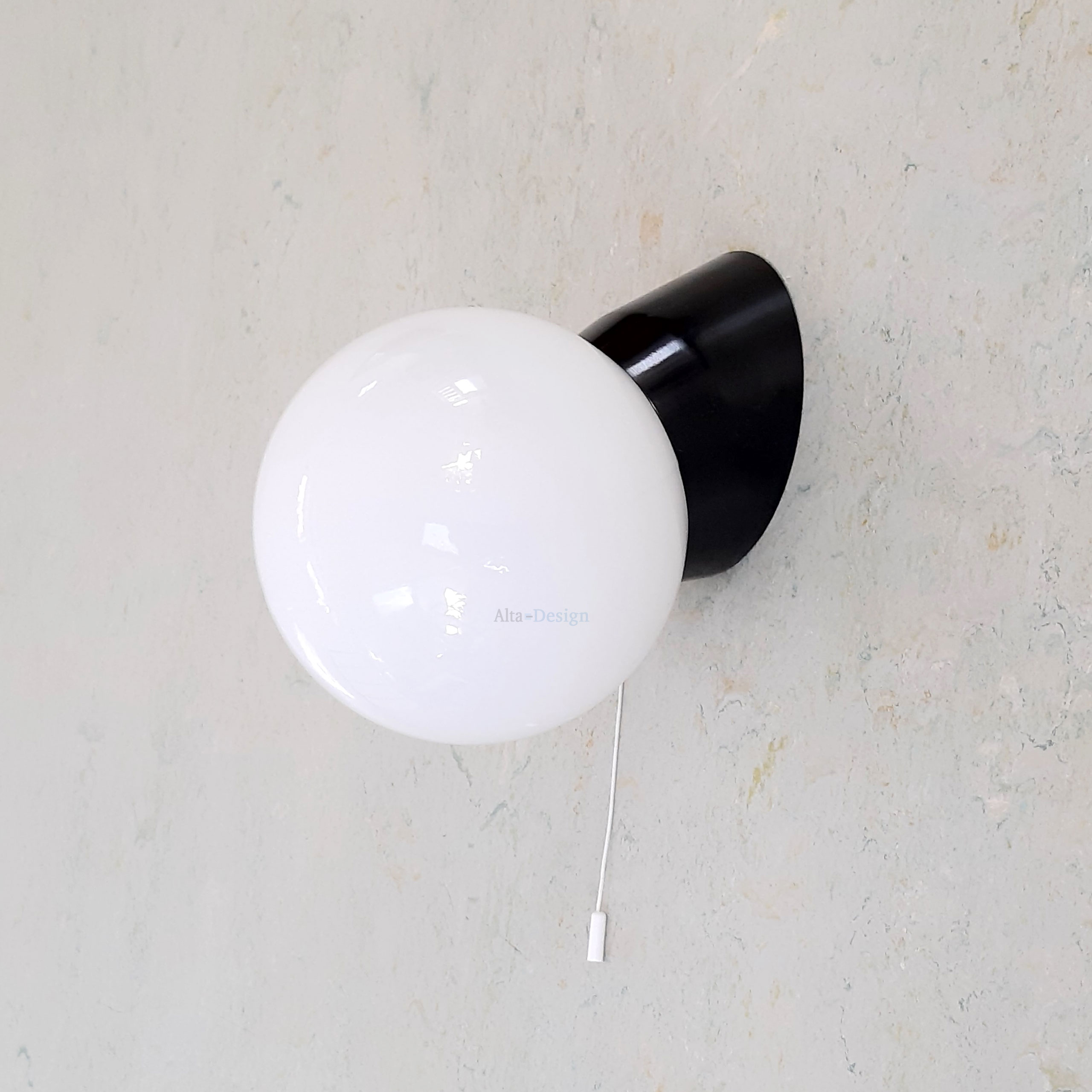 – Bakelieten wandlamp Bol Opaal – Alta Design